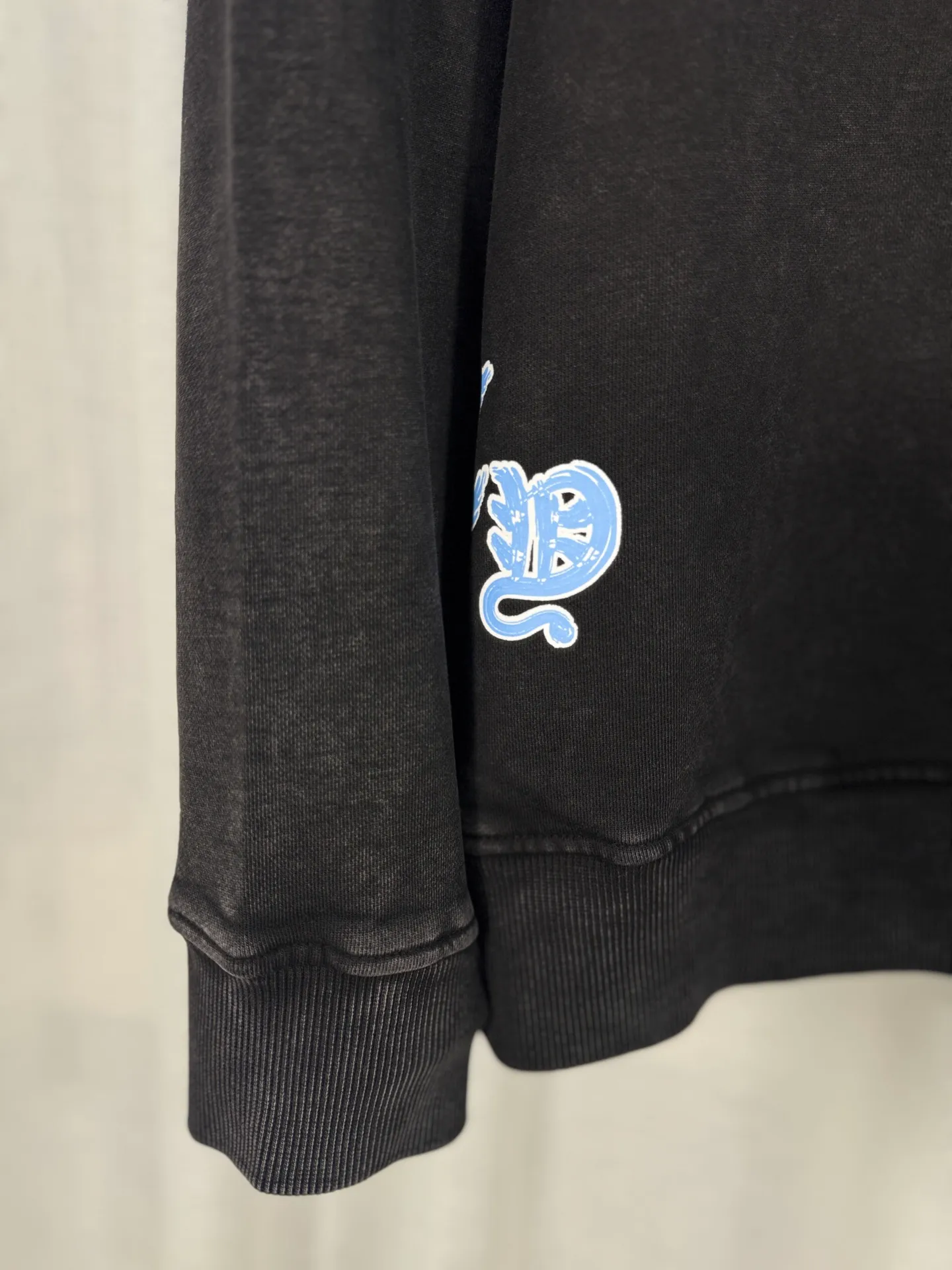 P260 top version, real shot without P, ​​different from market currency) 𝗖𝗵𝗿𝗼𝗺𝗲 𝗛𝗲𝗮𝗿𝘁𝘀/Croxin 2025 3D three-dimensional autumn and winter new original single counter American laser burnt 3D offset printing couple casual sweatshirt 👑The highest version! Customized fabric 430g tripe terry fabric! American acid washed distressed original denim with burnt flowers ✟appliqué embroidery and exquisite embroidery of letters! The best-selling model in the counter, very comfortable to wear. Accessories: original molded and authenticated collar label➕100% silk wash label. Genuine purchase-grade original hangtag➕matching hanging rope➕3D hanging beads➕original packaging bag. Craftsmanship: The original version has consistent wiring! The highest version of the armhole matching technique! Color: Gray Black Size: S M L XL Style No.: 9312